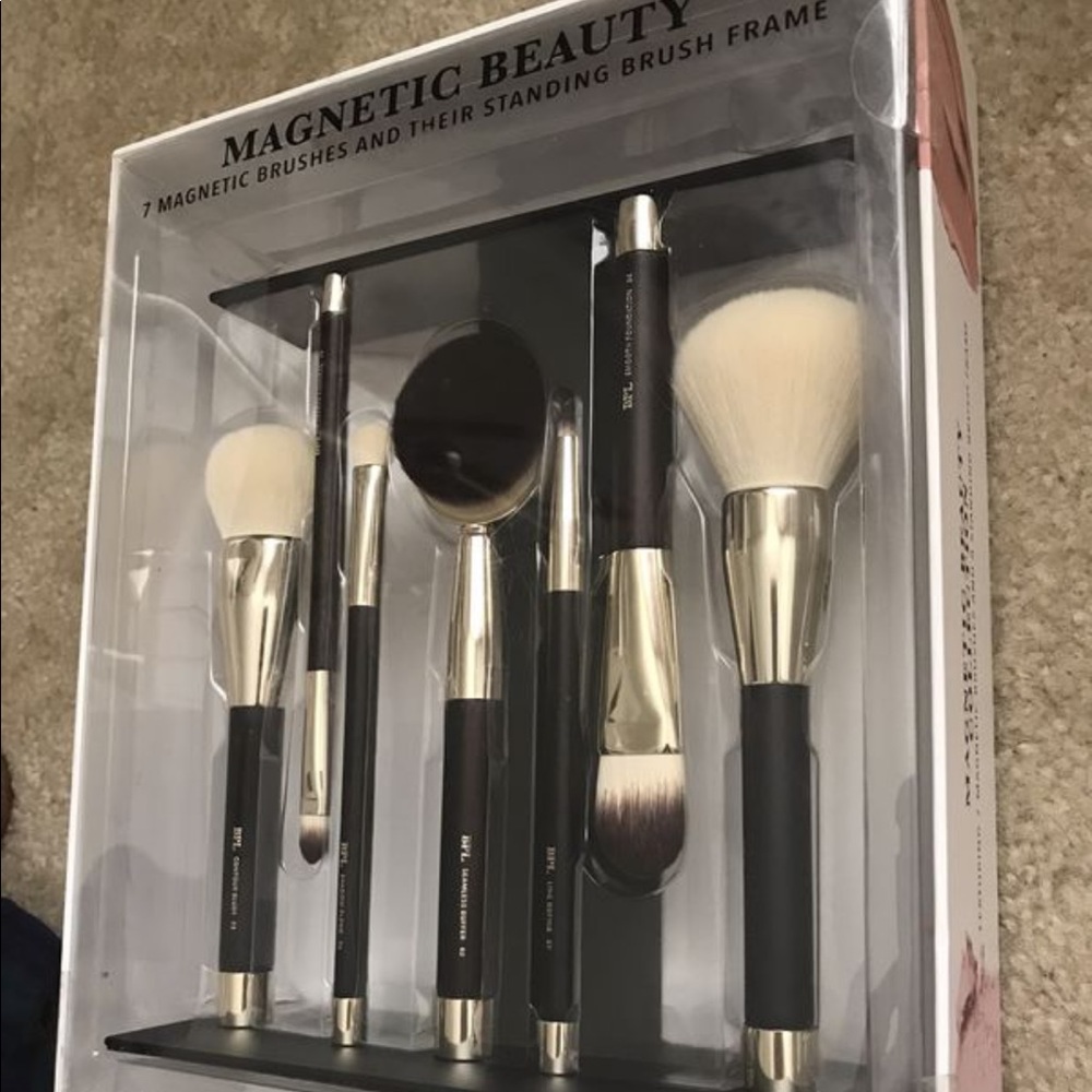 Magnetic makeup brushes with standing brush frame